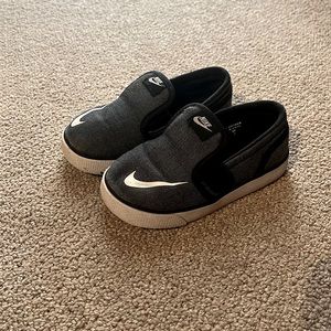 Kids Nike velcro casual tennis shoe